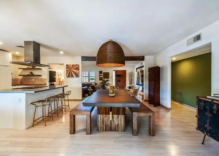 Glamorous Renovated Desert Oasis Heated Pool Tub *