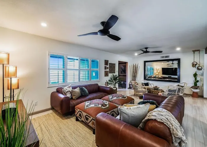 Glamorous Renovated Desert Oasis Heated Pool Tub
