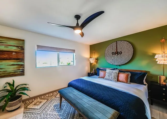 Glamorous Renovated Desert Oasis Heated Pool Tub Holiday home
