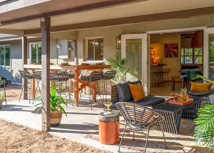 Glamorous Renovated Desert Oasis Heated Pool Tub *