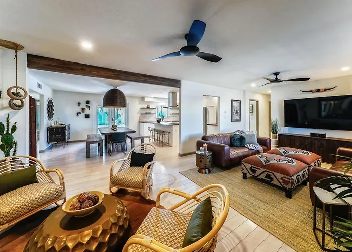 Glamorous Renovated Desert Oasis Heated Pool Tub Holiday home *