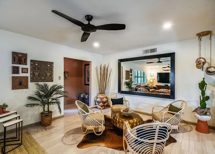 Glamorous Renovated Desert Oasis Heated Pool Tub
