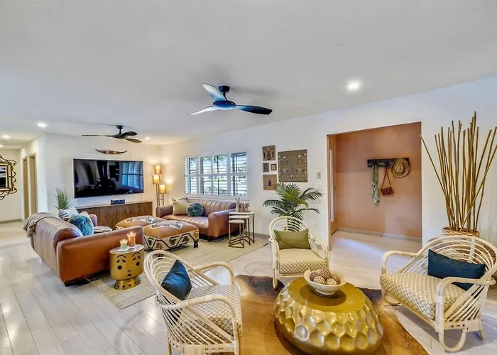 Glamorous Renovated Desert Oasis Heated Pool Tub Holiday home
