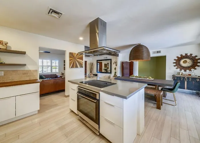 Glamorous Renovated Desert Oasis Heated Pool Tub Scottsdale