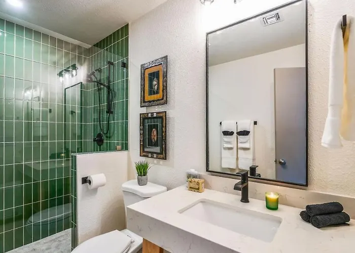 Glamorous Renovated Desert Oasis Heated Pool Tub *