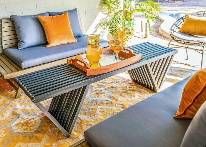 Glamorous Renovated Desert Oasis Heated Pool Tub