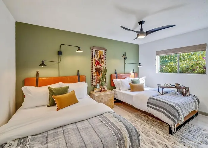 Glamorous Renovated Desert Oasis Heated Pool Tub Holiday home *