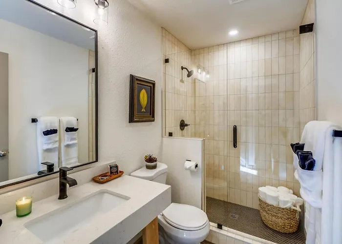 Glamorous Renovated Desert Oasis Heated Pool Tub