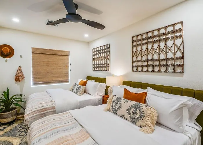 Holiday home Glamorous Renovated Desert Oasis Heated Pool Tub *