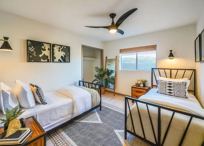 Glamorous Renovated Desert Oasis Heated Pool Tub Holiday home Scottsdale