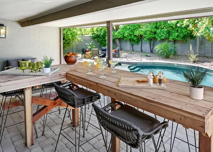 Glamorous Renovated Desert Oasis Heated Pool Tub *