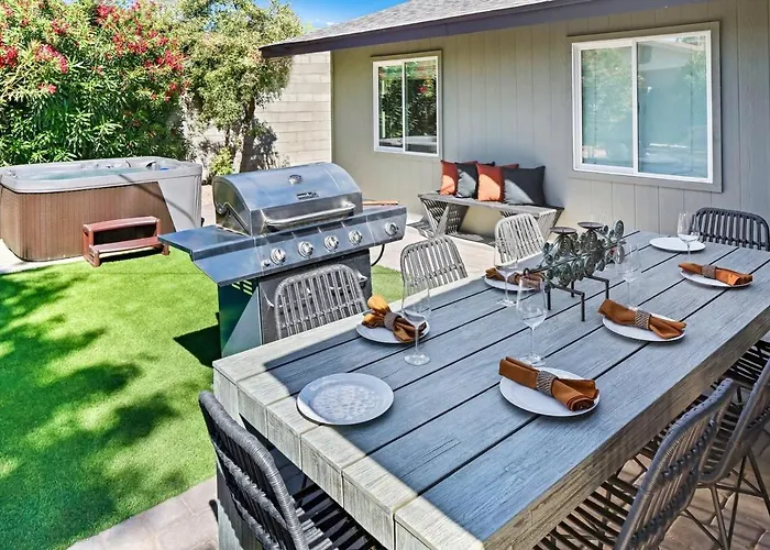 Glamorous Renovated Desert Oasis Heated Pool Tub Holiday home Scottsdale