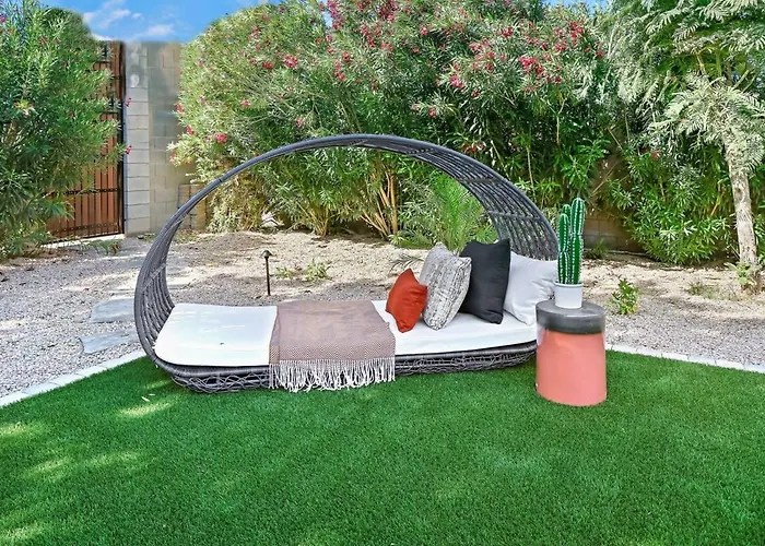 Glamorous Renovated Desert Oasis Heated Pool Tub Holiday home